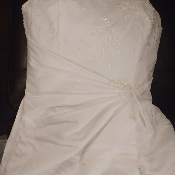 Wedding gown - Picture 1 of 5